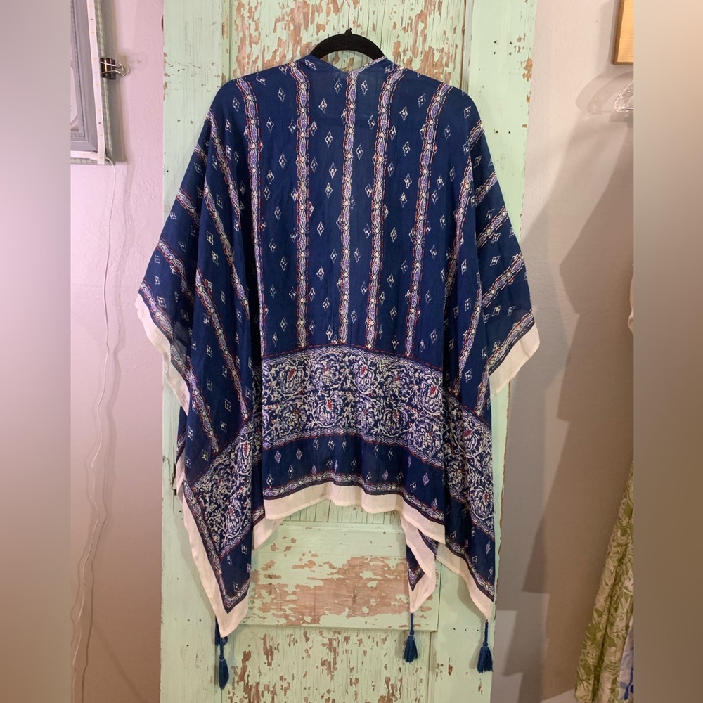 Women’s Vince Camuto one size tribal print open front navy blue and cream kimono - Picture 4 of 4